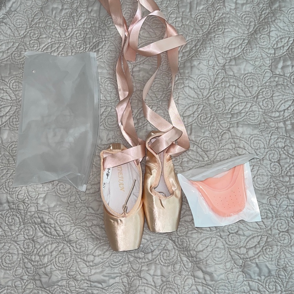 New ballet pointe shoes